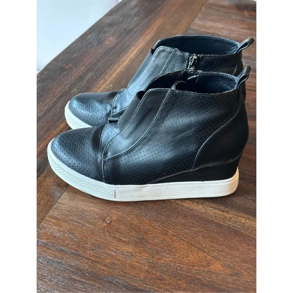 Wanted Womens Black heeled wedge ankle bootie
